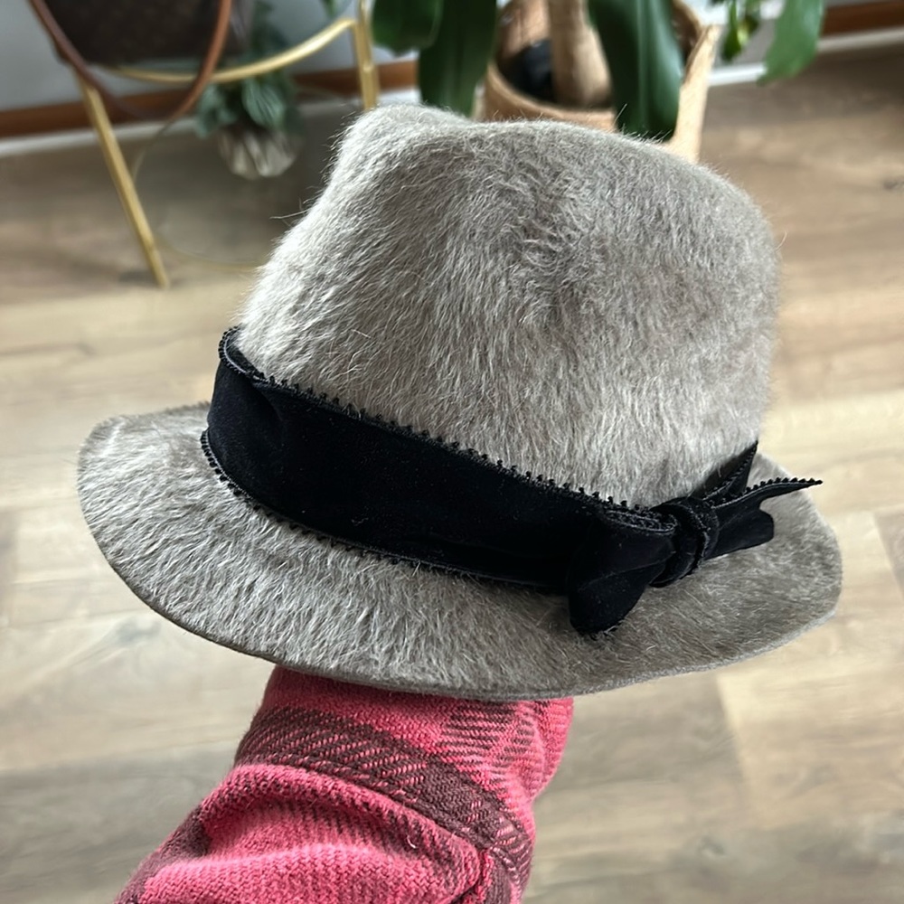2009 alexis mabille grey rabbit fur/black velvet fedora 22in around head